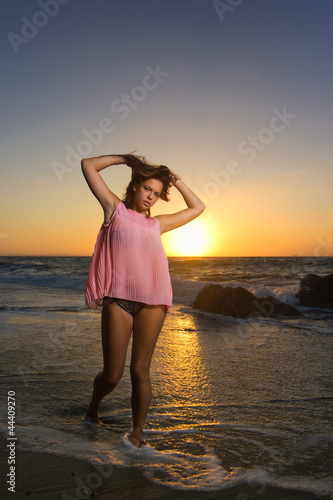 Photo: Ragazza al tramonto sulla riva del mare Ragazza al tramonto sulla riva del mare