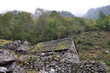 Steinhaus mit Steinmauer im Verzascatal, Tessin