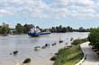 Barco mercante navegando por el río