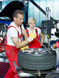 Foto: Car mechanic with tyre lever is fitting a summer tyre Car mechanic with tyre lever is fitting a summer tyre