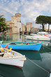 Foto: Hafen und Festung von Sirmione am Gardasee Hafen und Festung von Sirmione am Gardasee