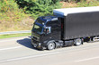 schwarzer LKW auf der Autobahn