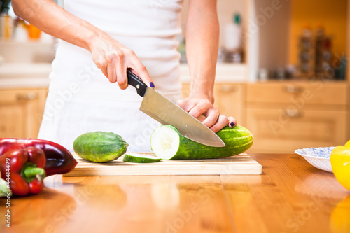 Foto: Human hands cutting vegetables for salad Human hands cutting vegetables for salad