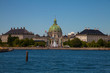 Schloss Amalienborg in Kopenhagen an der Wasserfront