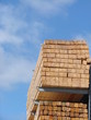 holzstapel auf einem hohen regal