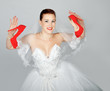 Foto: Portrait of young beautiful bride with red shoes Portrait of young beautiful bride with red shoes