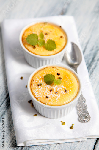 Photo: 2 Schälchen Creme Brulee auf einer weissen Serviette 2 Schälchen Creme Brulee auf einer weissen Serviette