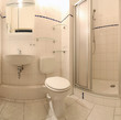 Bad mit Dusche, WC und Handwaschbecken