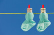 Baby Socken auf Wäscheleine mit Dollar Geldscheine