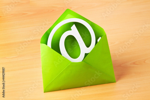 Foto: Kuvert mit e-Mail Zeichen Kuvert mit e-Mail Zeichen