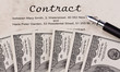 Dollar Geldscheine und englischer Vertrag