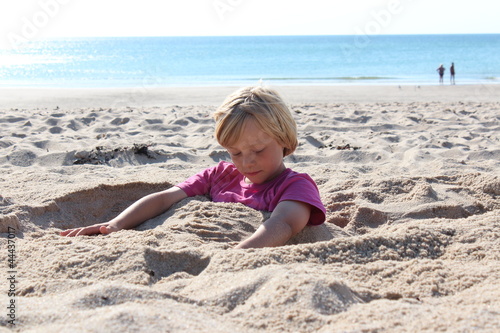 Photo: Kind im Sand eingegraben Kind im Sand eingegraben