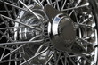Roue à rayons de voiture ancienne