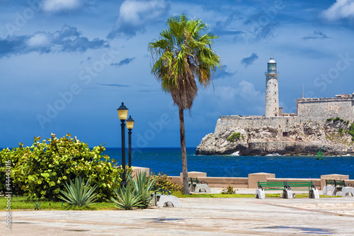 Fototapeta The castle of El Morro in Havana and a nearby park