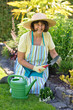 Frau bei der Gartenarbeit