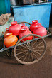 Bunte Wasserbehälter auf Handkarren, Indien