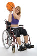 Foto: Junge Frau im Rollstuhl mit Basketball Junge Frau im Rollstuhl mit Basketball