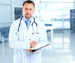 Foto: portrait of doctor in white coat and stethoscope portrait of doctor in white coat and stethoscope