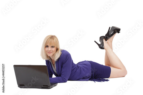 Photo: Frau liegend mit Notebook Frau liegend mit Notebook