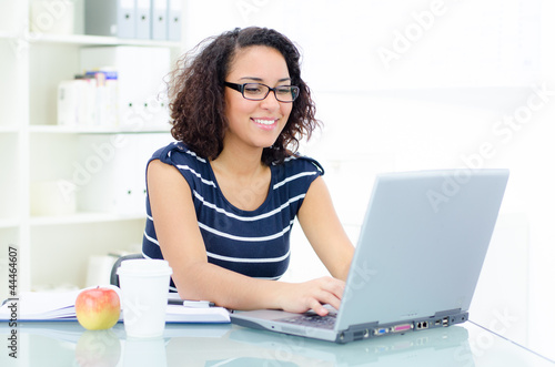 Photo: frau recherchiert im internet frau recherchiert im internet