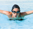 Frau beim Schmetterlingsschwimmen