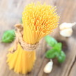 Spaghetti mit Knoblauch und Basilikum