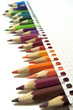 Lápices de colores, bloc, hoja de papel, fondo