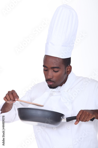 Foto: Chef checking sauce Chef checking sauce
