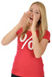 Junge Frau im Sale-Shirt