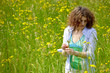 Photo: Frau auf der Wiese Frau auf der Wiese