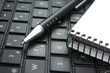 Teclado de ordenador, bloc de notas, idea
