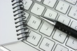 Teclado de ordenador, bloc de notas, idea