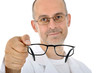 Optiker reicht Brille