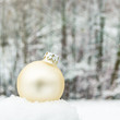 Foto: Weihnachtsgrüße, silberne Christbaumkugel im Schnee Weihnachtsgrüße, silberne Christbaumkugel im Schnee