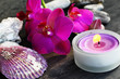 Orchideenblüte mit Teelicht