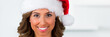 hübsche frau mit nikolausmütze