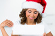 frau mit weihnachtsmütze und schild