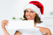weihnachtsmann zeigt auf hinweisschild