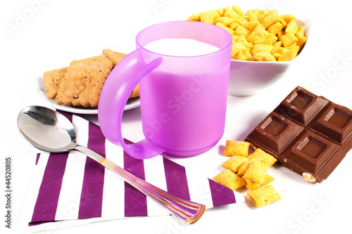 Photo: colazione con latte e cereali su sfondo bianco colazione con latte e cereali su sfondo bianco
