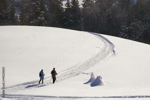 Photo: Paar bei einer Winterwanderung Paar bei einer Winterwanderung