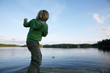 Foto: Junge ditscht Steine Junge ditscht Steine