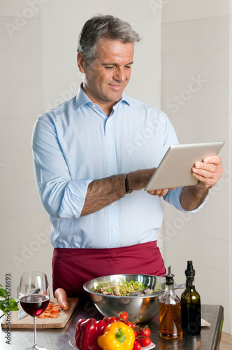 Foto: Modern chef with tablet Modern chef with tablet
