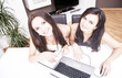 Foto: Frauen zuhause vor dem Computer Frauen zuhause vor dem Computer