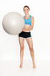 sportliches Mädchen mit Gymnastikball
