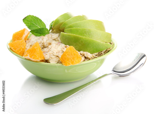 Foto: tasty oatmeal with fruits, isolated on white tasty oatmeal with fruits, isolated on white