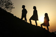 Photo: 3 enfants montant une colline 3 enfants montant une colline
