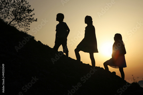 Photo: 3 enfants montant une colline 3 enfants montant une colline