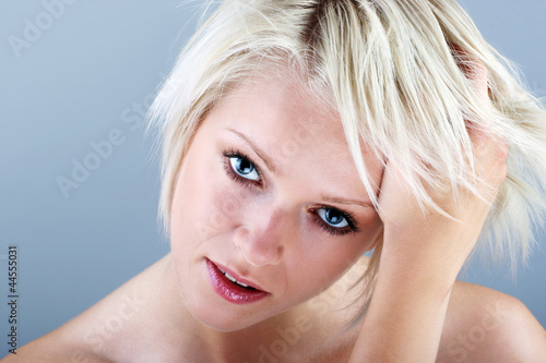Photo: Frau stylt ihre Haare Frau stylt ihre Haare