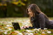 Foto: Woman working with a laptop Woman working with a laptop
