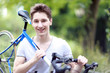 Foto: Jugendlicher mit blauem Rennrad Jugendlicher mit blauem Rennrad
